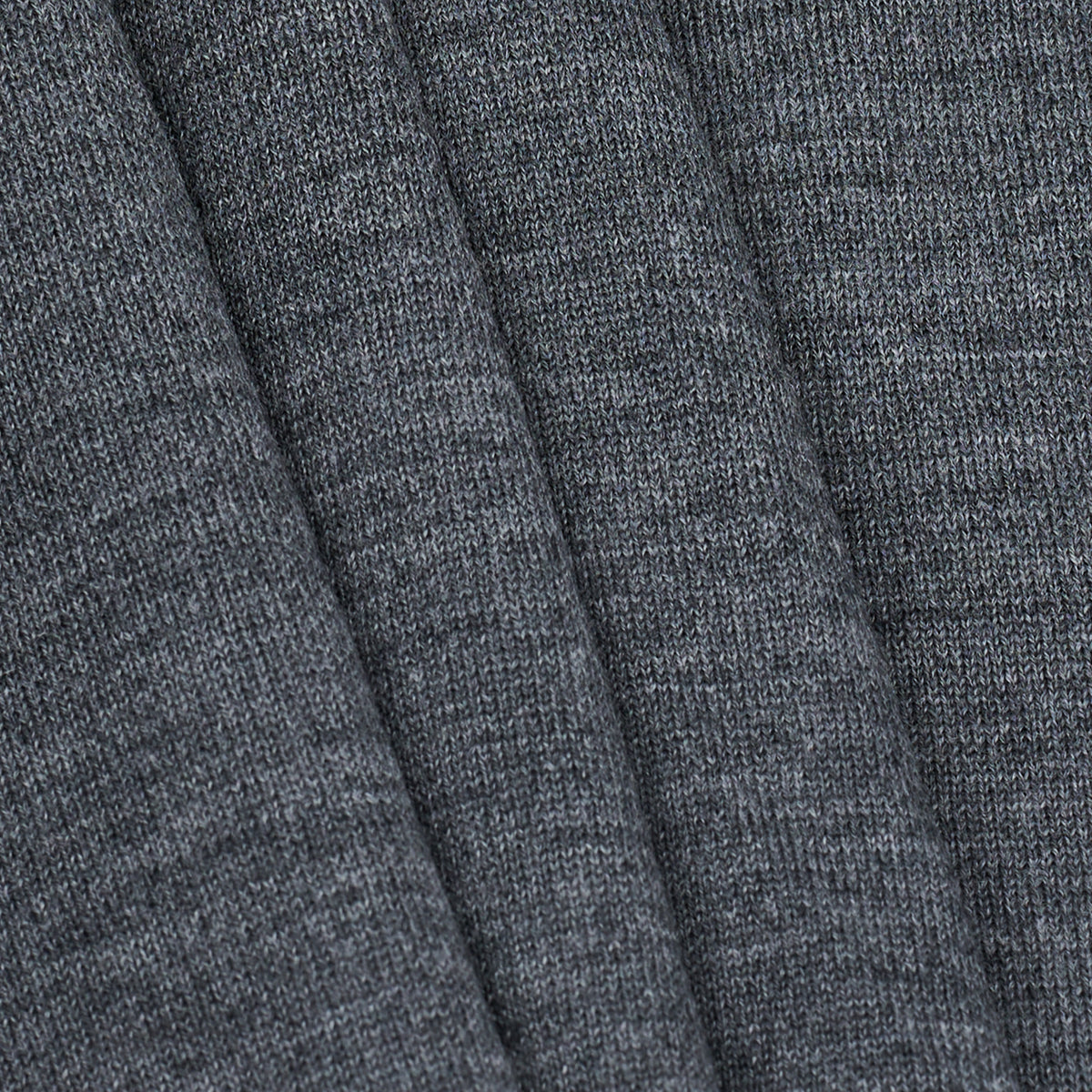 Suéter de cuello alto de lana gris oscuro