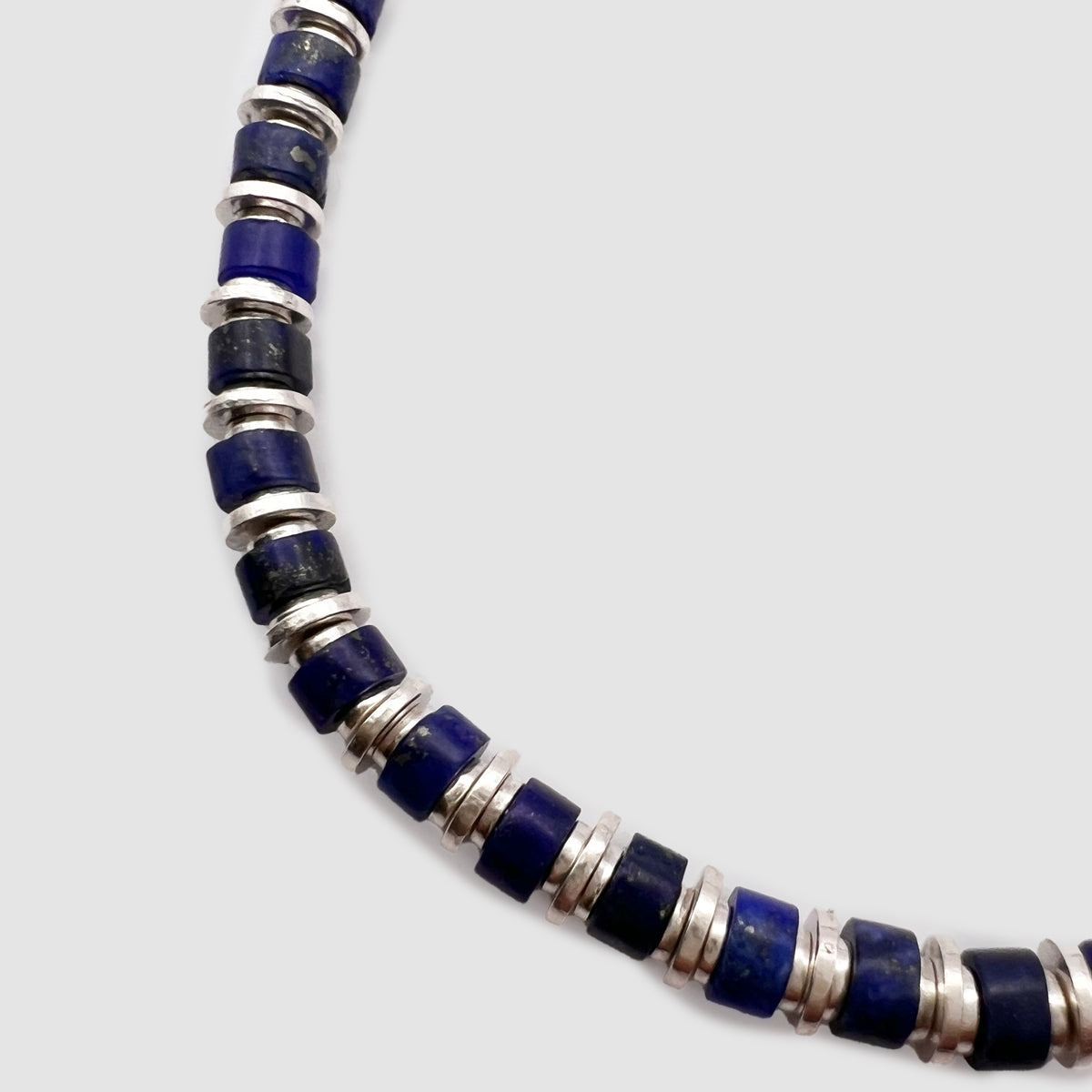 Pulsera Sapet en plata con piedras de lapislázuli