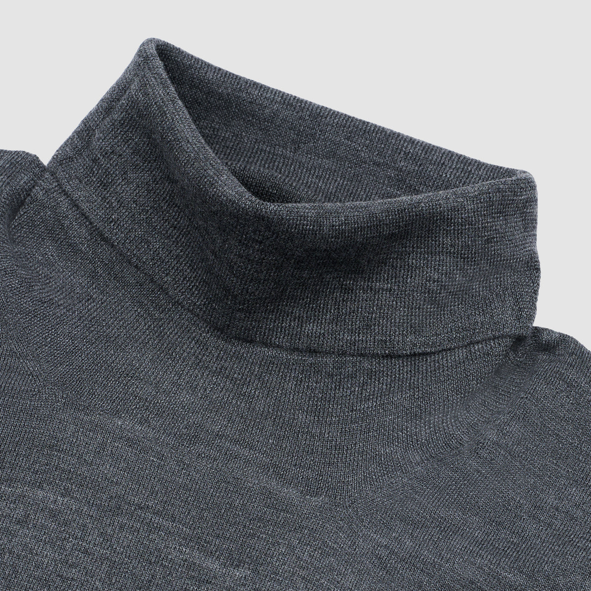 Suéter de cuello alto de lana gris oscuro