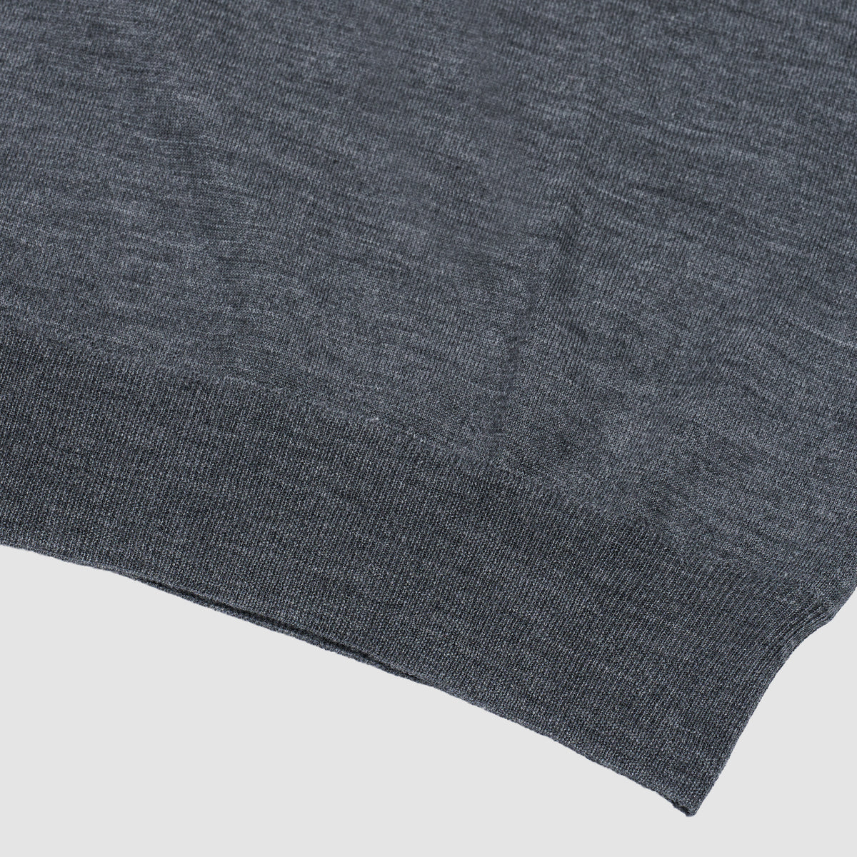 Suéter de cuello alto de lana gris oscuro